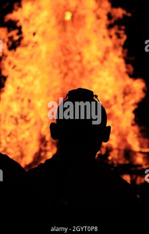 Nagoya, Giappone. 9 ottobre 2021. 9 OTTOBRE 2021 - Un monaco è silhouetted contro il fuoco durante il Sento Kuyo, o cerimonia commemorativa delle Mille Lanterne, al tempiale di Koushoji in Nagoya, Giappone. I festival sento Kuyo si tengono nei templi di tutto il Giappone per onorare gli antenati. Credit: Ben Weller/AFLO/Alamy Live News Credit: AFLO Co. Ltd./Alamy Live News Foto Stock