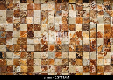 Rustico in pietra naturale mosaico parete di fronte ceramica porcellana piastrelle pietra con lastre arrugginite di formato quadrato Foto Stock