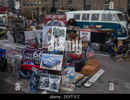 Londra, Regno Unito. 9 ottobre 2021. Sabato 09 Ottobre 2021 la stagione Sunshine ha acquistato fan d'epoca per la vendita di auto e stivali d'epoca a King Cross . Credit: Paul Quezada-Neiman/Alamy Live News Foto Stock