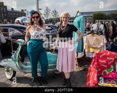Londra, Regno Unito. 9 ottobre 2021. Londra UK Sabato 09 Ottobre 2021 la stagione Sunshine ha acquistato fan d'epoca per la vendita di auto e stivali d'epoca a King Cross . Credit: Paul Quezada-Neiman/Alamy Live News Foto Stock