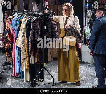 Londra, Regno Unito. 9 ottobre 2021. Londra UK Sabato 09 Ottobre 2021 la stagione Sunshine ha acquistato fan d'epoca per la vendita di auto e stivali d'epoca a King Cross . Credit: Paul Quezada-Neiman/Alamy Live News Foto Stock