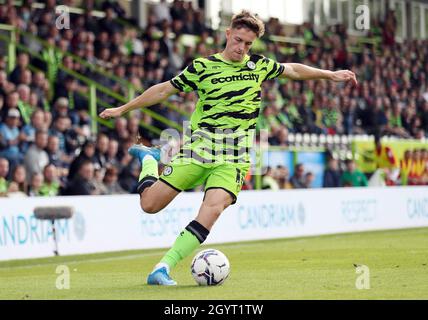 Jake Young di Forest Green Rover in azione durante la partita della Sky Bet League due alla New Lawn completamente carica di Nailsworth. Data foto: Sabato 9 ottobre 2021. Foto Stock