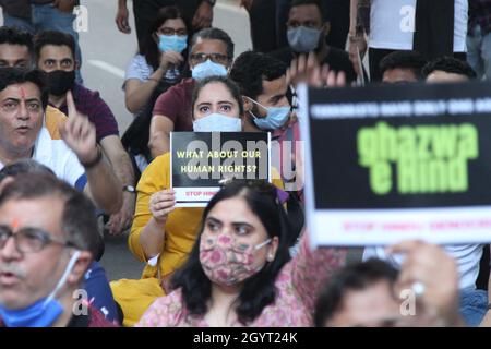 New Dehli, India. 9 ottobre 2021. Gli indù Kashmiri protestano contro Jantar Mantar contro la raccapricciante uccisione degli indù in Kashmir chiedendo di fermare il genocidio indù a Nuova Delhi, India sabato 9 ottobre 2021. Photo by Anshuman Akash/ABACAPRES.COM Credit: Abaca Press/Alamy Live News Foto Stock