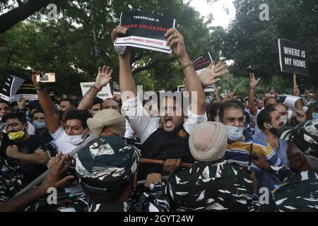 New Dehli, India. 9 ottobre 2021. Gli indù Kashmiri protestano contro Jantar Mantar contro la raccapricciante uccisione degli indù in Kashmir chiedendo di fermare il genocidio indù a Nuova Delhi, India sabato 9 ottobre 2021. Photo by Anshuman Akash/ABACAPRES.COM Credit: Abaca Press/Alamy Live News Foto Stock