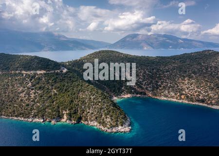 Vista aerea del paesaggio costiero vicino alla spiaggia di Antisamos vicino alla città di Sami sulla costa orientale di Cefalonia, Isole IONIE, Grecia Foto Stock