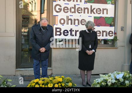 09 ottobre 2021, Sassonia-Anhalt, Halle (Saale): Reiner Haseloff (CDU), Ministro Presidente della Sassonia-Anhalt, e il Vicepresidente del Parlamento di Stato Anne-Marie Keding (CDU) hanno deposto le corone per le vittime dell'attacco allo snack bar Kiez kebab. Due anni dopo l'attacco terroristico di destra alla più alta festa ebraica Yom Kippur a Halle, le vittime sono ricordate. Il 9 ottobre 20219, un estremista di destra pesantemente armato aveva tentato di stordire la sinagoga e causare un massacro tra i 52 visitatori. Quando fallì, sparò un passante davanti al luogo di culto e un giovane in un kebab resta Foto Stock