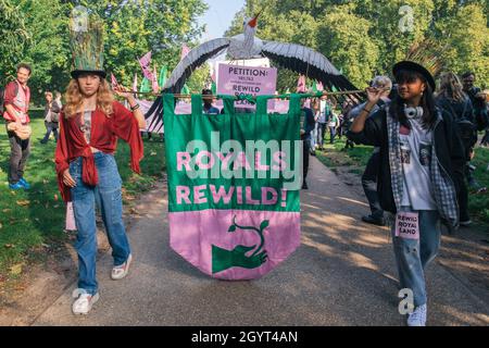 Londra, Regno Unito 9 ottobre 2021 giovani manifestanti ambientali accompagnati da Chris Packham marciano a Buckingham Palace, per presentare una petizione alla Regina che invita la famiglia reale a rivalere la terra reale. La petizione è stata presentata da Simeone Macaulay di quattordici anni, che è stato accompagnato nel palazzo dalla madre. Credit: Denise Laura Baker/Alamy Live News Foto Stock