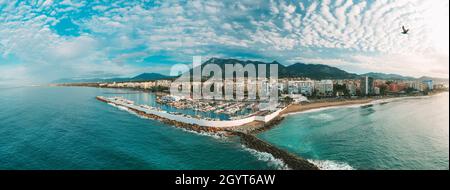 Vista panoramica aerea del porto turistico di Puerto Banus con yacht di lusso, Marbella, Spagna Foto Stock