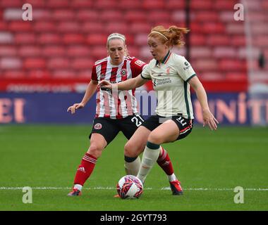 Sheffield, Regno Unito. 9 ottobre 2021. Rebecca Raynor di Sheffield Utd affronta Rachel Furness di Liverpool durante la partita di campionato femminile fa a Bramall Lane, Sheffield. Il credito d'immagine dovrebbe leggere: Simon Bellis / Sportimage Credit: Sportimage/Alamy Live News Foto Stock