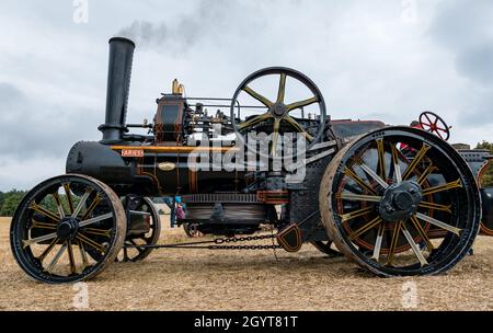 Mindrum Mill, Northumberland, Regno Unito, 9 ottobre 2021. Campionato britannico di aratura: Si svolgono i 70i campionati, cancellati a causa di Covid-19 lo scorso anno. Nella figura: Dimostrazione dell'aratura a vapore. I motori di aratura a vapore Fowler a entrambe le estremità del campo tirano un aratro avanti e indietro tra loro con un cavo (chiamato aratura con cavo a vapore) Foto Stock