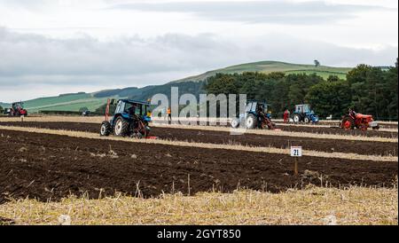 Mindrum Mill, Northumberland, Regno Unito, 9 ottobre 2021. Campionato britannico di aratura: Si svolgono i 70i campionati, cancellati a causa di Covid-19 lo scorso anno. Nel corso di due giorni, una varietà di classi di trattori e aratri si aggiudica premi. Nella figura: La classe di aratura convenzionale Foto Stock