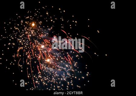 Fuochi d'artificio colorati durante la celebrazione del festival diwali in India. Foto Stock
