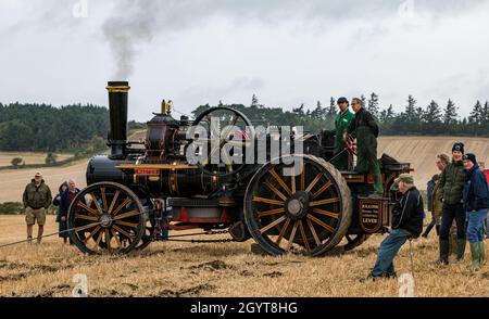 Mindrum Mill, Northumberland, Regno Unito, 9 ottobre 2021. Campionato britannico di aratura: Si svolgono i 70i campionati, cancellati a causa di Covid-19 lo scorso anno. Nella figura: Dimostrazione dell'aratura a vapore. I motori di aratura a vapore Fowler a entrambe le estremità del campo tirano un aratro avanti e indietro tra loro con un cavo (chiamato aratura con cavo a vapore) Foto Stock