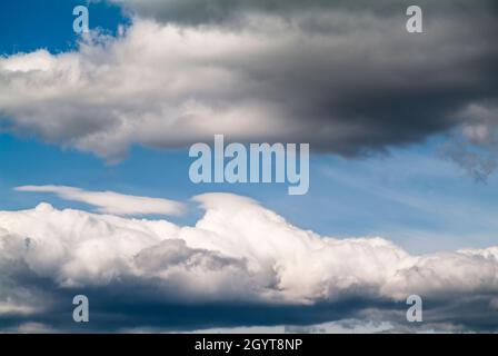 Cumulus nuvole nel cielo blu. Nessuna vista sulla terra. Foto Stock