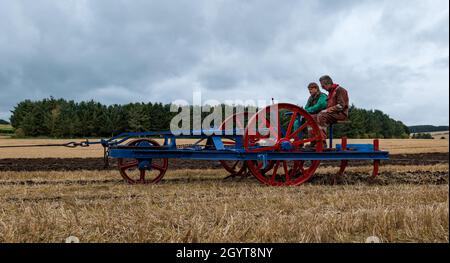 Mindrum Mill, Northumberland, Regno Unito, 9 ottobre 2021. Campionato britannico di aratura: Si svolgono i 70i campionati, cancellati a causa di Covid-19 lo scorso anno. Nel corso di due giorni, una varietà di classi di trattori e aratri si aggiudica premi. Nella figura: Dimostrazione dell'aratura a vapore. I motori a vapore a entrambe le estremità del campo tirano un aratro avanti e indietro tra di loro con un cavo con gli uomini seduti su di esso Foto Stock