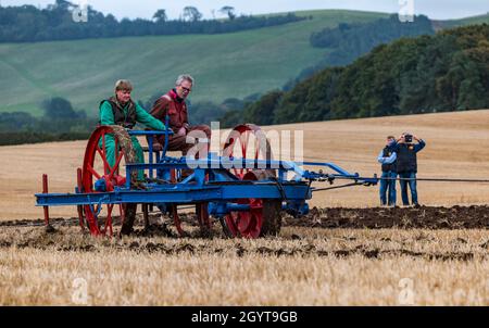 Mindrum Mill, Northumberland, Regno Unito, 9 ottobre 2021. Campionato britannico di aratura: Si svolgono i 70i campionati, cancellati a causa di Covid-19 lo scorso anno. Nel corso di due giorni, una varietà di classi di trattori e aratri si aggiudica premi. Nella figura: Dimostrazione dell'aratura a vapore. I motori a vapore a entrambe le estremità del campo tirano un aratro avanti e indietro tra di loro con un cavo con gli uomini seduti su di esso Foto Stock