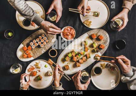 Amici quarantena giapponese sushi cena dal servizio di consegna Foto Stock