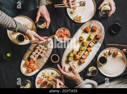 Persone che hanno la cena giapponese durante il blocco a casa Foto Stock