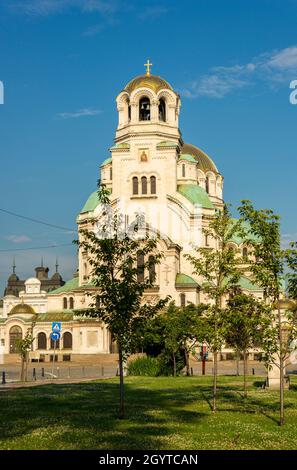 St La cattedrale ortodossa Alexander Nevsky di Sofia, Bulgaria, è una basilica a cupola con cupola centrale. Tutte le cupole sono dorate. Costruito nel 1912. Foto Stock