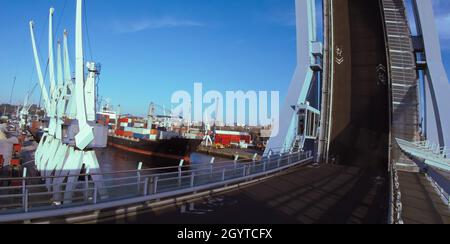 Foto del ponte sollevato per il passaggio di una nave container in una giornata di sole a Port Leixsoes Portogallo Foto Stock