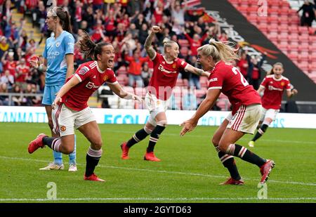 Leigh, Inghilterra, 9 ottobre 2021. Lucy Staniforth del Manchester United (L) celebra dopo aver segnato durante la partita fa WomenÕs Super League al Leigh Sports Village di Leigh. Il credito d'immagine dovrebbe leggere: Andrew Yates / Sportimage Foto Stock