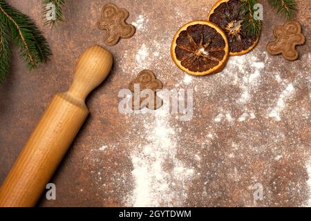 Composizione di posa piatta con biscotti natalizi fatti in casa non cotti di pan di zenzero, con un sacco di spazio di copia accanto. Foto Stock