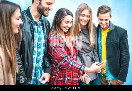 Amici milleniali sul momento addicted usando gli smart phone mobili - giovani sempre connessi ai dispositivi di social media - concetto di tecnologia con moder Foto Stock