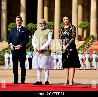 New Delhi, India. 9 ottobre 2021. Nuova Delhi. 9 Ott 2021. Il primo ministro indiano Narendra modi (C) si pone per una foto di gruppo con la visita del primo ministro danese mette Frederiksen (R) e suo marito Bo Tengberg durante il ricevimento cerimoniale al Palazzo Presidenziale Indiano a Nuova Delhi, India il 9 ottobre 2021. Credit: Nonyoooooooooooooooooooooooooooooooooooooooooooooooooo Foto Stock