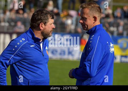 Emden, Germania. 9 ottobre 2021. I giocatori Steffen Baumgart e Jörg Heinrich (da sinistra) chattano prima dell'inizio della partita di beneficenza "Frisia orientale contro la GDR" di Emden. Credit: Michael Bahlo/dpa/Alamy Live News Foto Stock