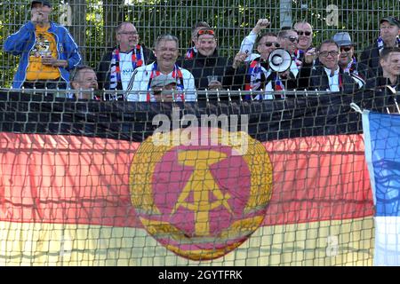 Emden, Germania. 9 ottobre 2021. Gli appassionati di calcio incoraggiano la selezione della squadra della Germania orientale alla partita benefica "East Frisia Against the GDR" di Emden. Credit: Michael Bahlo/dpa/Alamy Live News Foto Stock