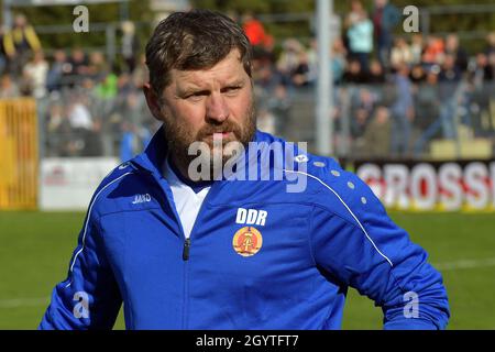 Emden, Germania. 9 ottobre 2021. Il giocatore Steffen Baumgart attraversa il campo di calcio prima dell'inizio della partita di beneficenza "East Frisia Against the GDR" di Emden. Credit: Michael Bahlo/dpa/Alamy Live News Foto Stock