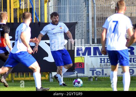 Emden, Germania. 9 ottobre 2021. Partita benefica "East Frisia contro la GDR". Il giocatore Steffen Baumgart (M) del team GDR gioca la palla. Credit: Michael Bahlo/dpa/Alamy Live News Foto Stock