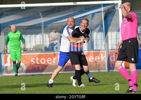 Emden, Germania. 9 ottobre 2021. Partita benefica "East Frisia contro la GDR". Il giocatore Uwe Lüdtke (l) del team GDR scola Timo Schultz dal team East Frisia per divertirti. Credit: Michael Bahlo/dpa/Alamy Live News Foto Stock