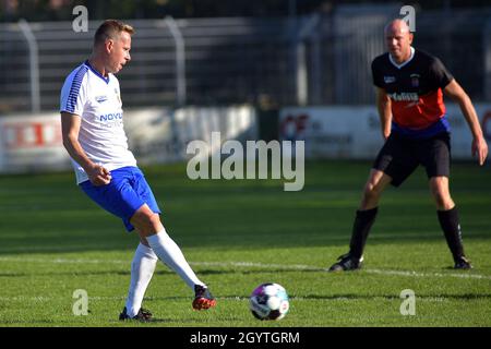 Emden, Germania. 9 ottobre 2021. Partita benefica "East Frisia contro la GDR". I giocatori Jörg di Heinrich per la squadra GDR e Holger Willms per la squadra di East Frisia in azione. Credit: Michael Bahlo/dpa/Alamy Live News Foto Stock