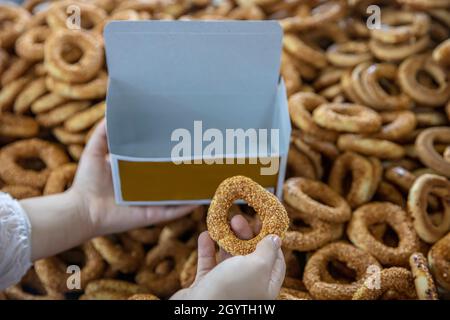 bagel kandil in attesa di essere imballati sul banco. Nome turco: kandil simidi. Foto Stock