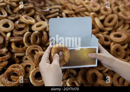 bagel kandil in attesa di essere imballati sul banco. Nome turco: kandil simidi. Foto Stock