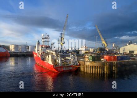 Navi nel porto di Aberdeen al mattino presto, Aberdeen, Scozia, Regno Unito Foto Stock