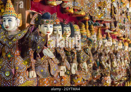 Souvenir di burattini artigianali tradizionali in Myanmar Foto Stock