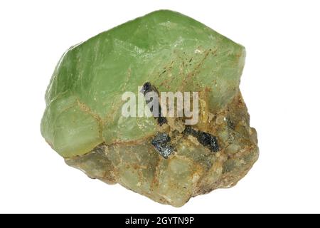 Peridotto dalla Valle di Kohistan, Pakistan isolato su sfondo bianco Foto Stock