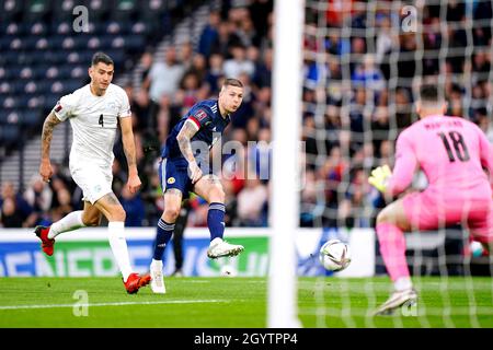 La Scozia Lyndon Dykes (seconda a sinistra) ha un colpo in gol durante la partita di qualificazione della Coppa del mondo FIFA ad Hampden Park, Glasgow. Data foto: Sabato 9 ottobre 2021. Foto Stock