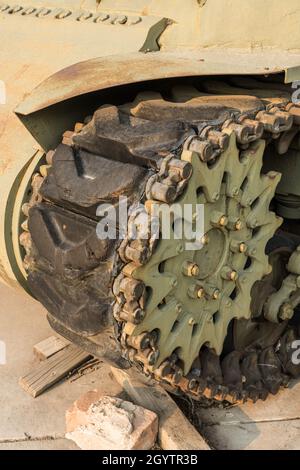 Dettaglio del pignone di azionamento del cingolo anteriore e del battistrada di un serbatoio Sherman M4. Foto Stock