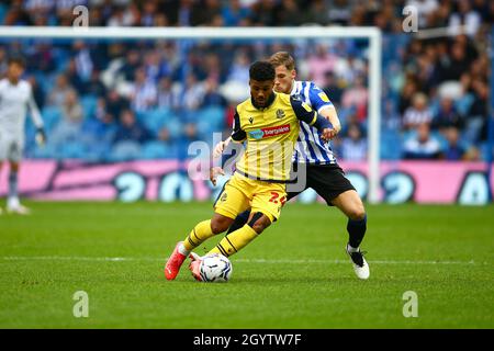 Hillsborough, Sheffield, Inghilterra - 9 ottobre 2021 Elias Kachunga (24) di Bolton è stato strettamente segnato da Lewis Gibson (4) di Sheffield Mercoledì durante la partita Sheffield Mercoledì v Bolton Wanderers, Sky Bet League One, 2021/22, Hillsborough, Sheffield, Inghilterra - 9 ottobre 2021 credito: Arthur Haigh/WhiteRosePhotos/Alamy Live News Foto Stock