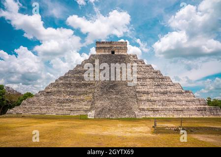 Antiche rovine del Tempio di Kukulkan grande piramide a Chichen Itza Foto Stock