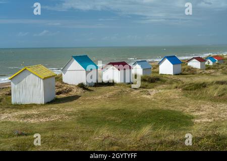 Bunte Strandhäuser in den Dünen am Strand von Gouville-sur-Mer, Normandie, Frankreich | MULTICUORED Beach Huts nelle dune di Gouville-sur-Mer BE Foto Stock