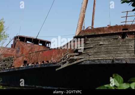 Il Weathering e danni su la Grande Hermine Replica Carrack abbandonato nave Lincoln, Ontario Foto Stock