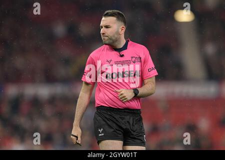 Arbitro Liam Moore in azione durante il gioco Foto Stock