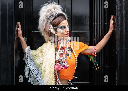 Mayfair, Londra, Regno Unito, 09 ottobre 2021. Model Isabella si pone con sicurezza indossando un cappello di piuma in Bond Street. I modelli in abiti e accessori stravaganti si presentano a un flashmob moda del designer Pierre Garroudi nelle strade di Mayfair nel centro di Londra. Foto Stock