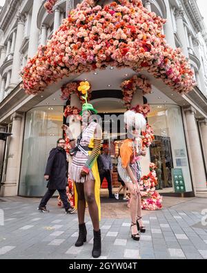 Mayfair, Londra, Regno Unito, 09 ottobre 2021. In Bond Street, i modelli Isabella e Alexandra creano una tempesta al di fuori di Fenwicks. I due modelli in abiti e accessori stravaganti si presentano a un flashmob moda del designer Pierre Garroudi nelle strade di Mayfair nel centro di Londra. Foto Stock