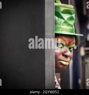 Mayfair, Londra, Regno Unito, 09 ottobre 2021. Modellare Alexandra Peeks dietro l'angolo durante una pausa dalla posa. I modelli in abiti e accessori stravaganti si presentano a un flashmob moda del designer Pierre Garroudi nelle strade di Mayfair nel centro di Londra. Foto Stock