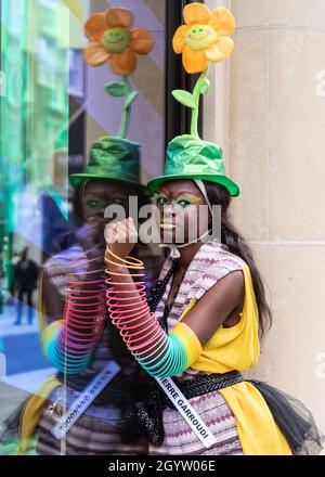 Mayfair, Londra, Regno Unito, 09 ottobre 2021. Il modello Alexandra si pone nel suo cappello colorato con girasole. I modelli in abiti e accessori stravaganti si presentano a un flashmob moda del designer Pierre Garroudi nelle strade di Mayfair nel centro di Londra. Foto Stock